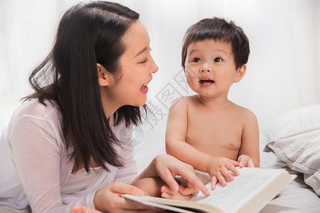 幼儿读书教育妈妈和宝宝看书背景