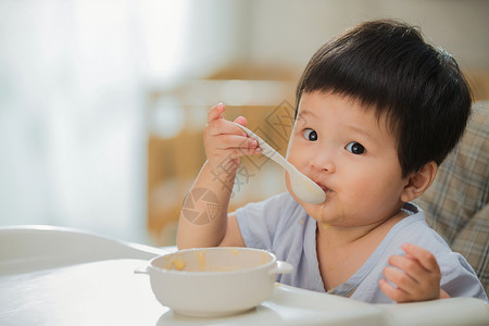 饥饿的宝宝吃饭高清图片