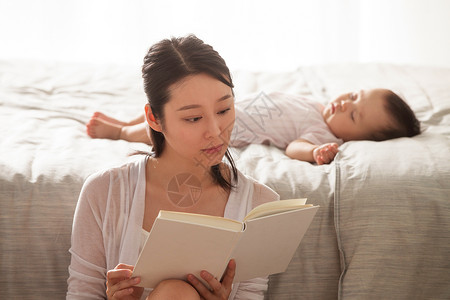 躺着看书女孩单亲家庭年轻妈妈看书背景