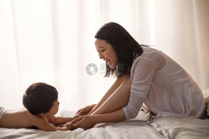 家庭生活快乐妈妈和宝宝玩耍图片