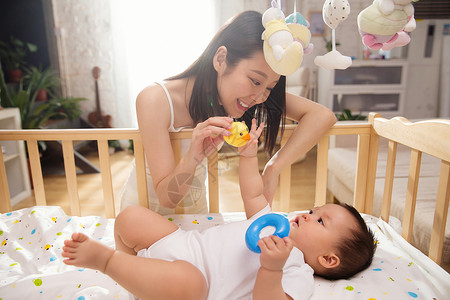 鸭子孩子单亲家庭妈妈陪宝宝玩耍背景