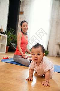 居家年轻妈妈健身和宝宝高清图片