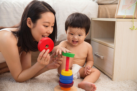 母子玩具居家年轻妈妈陪宝宝玩耍背景