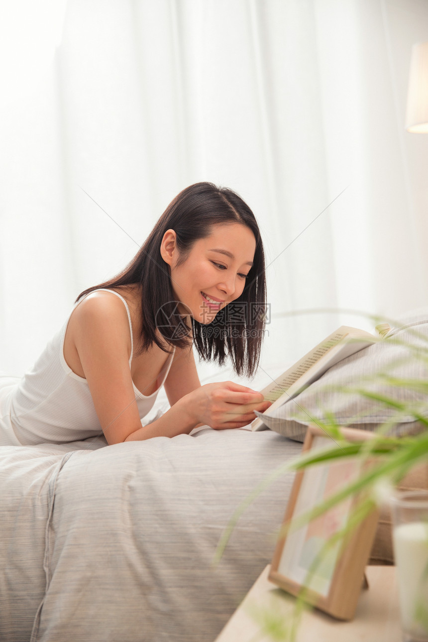 房间里年轻女人看书图片