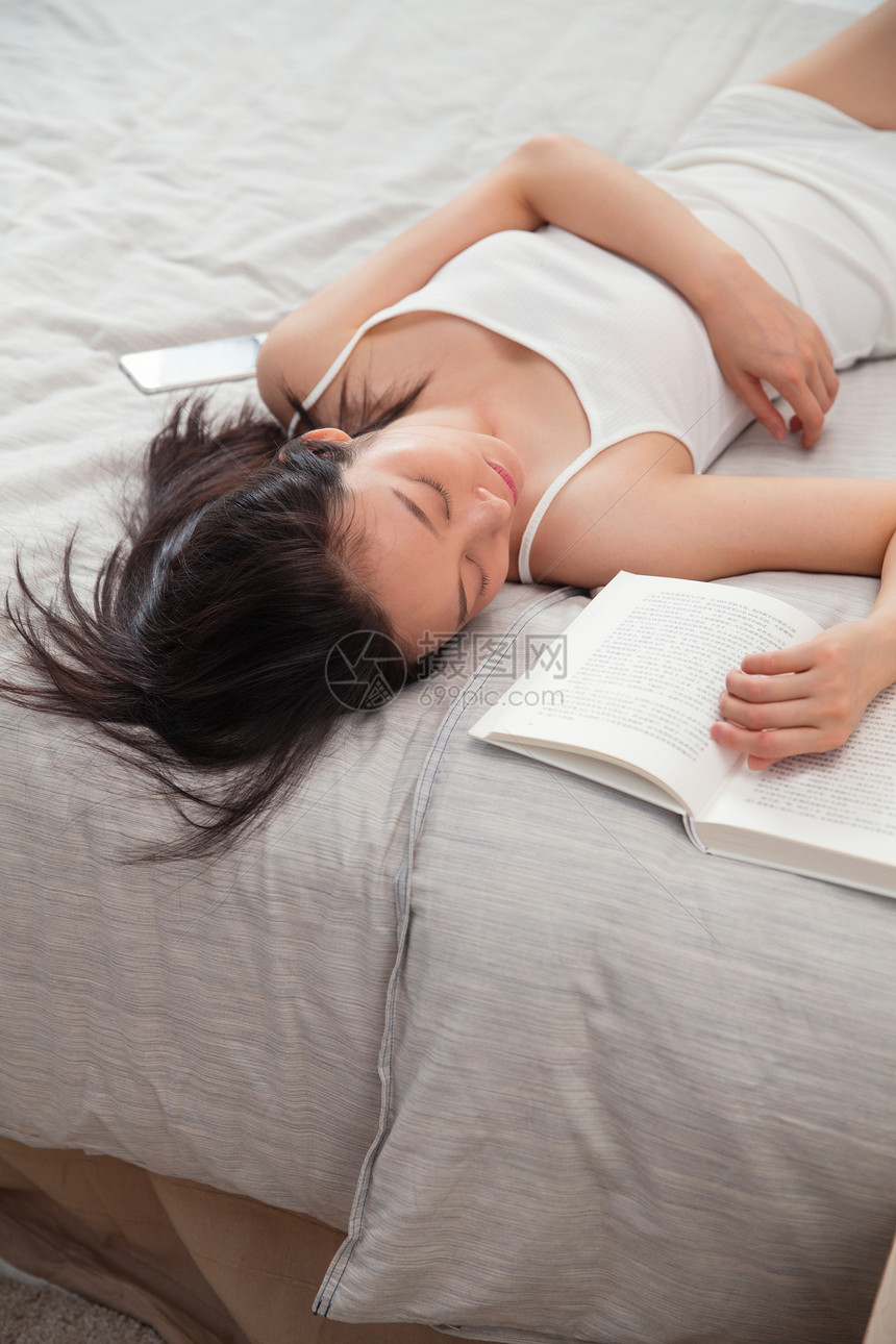 幸福年轻女人睡觉图片