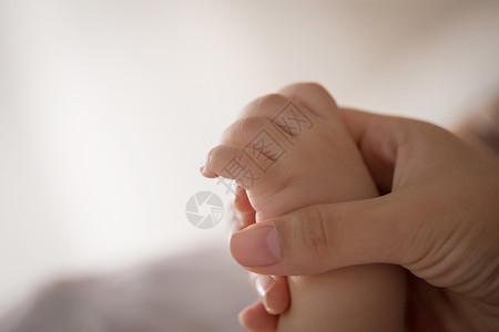 安全更舒适东亚柔和母婴妈妈和宝宝的手背景