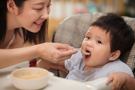 愉悦快乐彩色图片妈妈喂宝宝吃饭高清图片