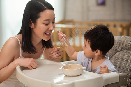 母亲愉悦婴儿食品妈妈喂宝宝吃饭图片