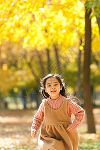 黄色裙子女孩幸福家庭在户外玩耍背景