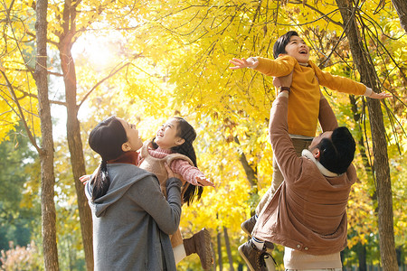 幸福家庭在户外玩耍高清图片