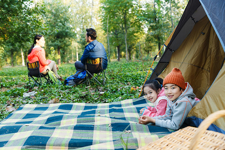 野外旅游男孩幸福家庭户外露营背景