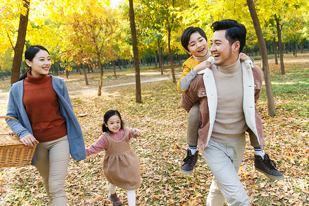 美好的家庭一起秋季出游度假图片
