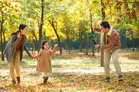小孩社交美好的家庭一起秋季出游度假背景