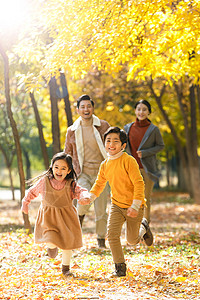 成年人跑步美好的家庭一起秋季出游度假背景