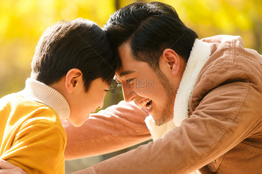 父亲和儿子在户外玩耍图片