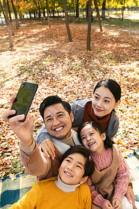无忧无虑的幸福家庭秋季外出度假图片