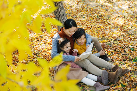 秋季健康教育无忧无虑的幸福家庭秋季外出度假背景