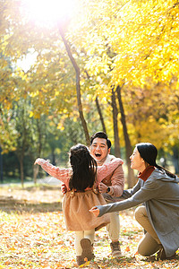 女孩外出度假无忧无虑的幸福家庭秋季外出度假背景