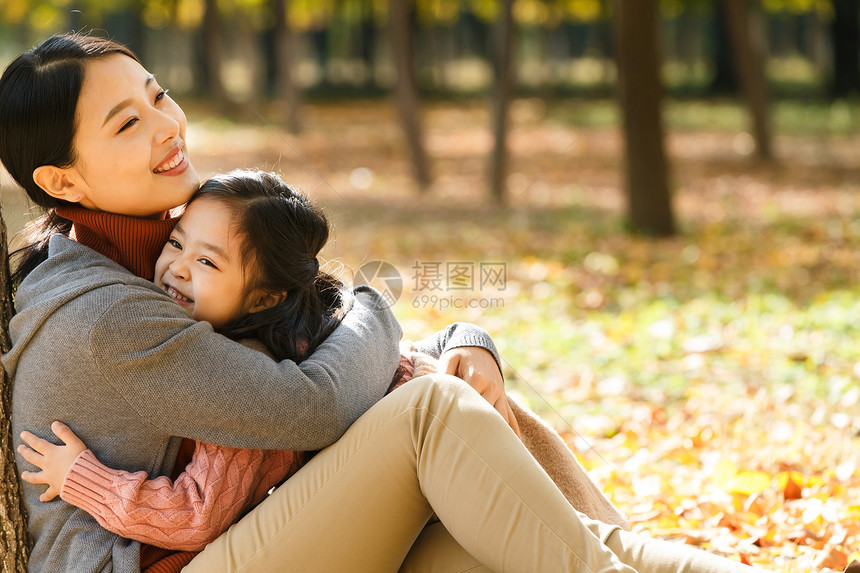 妈妈和女儿在户外玩耍图片