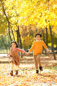 兄弟姐妹快乐儿童在户外奔跑图片