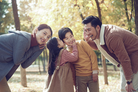 关爱耳朵健康幸福家庭在户外玩耍背景