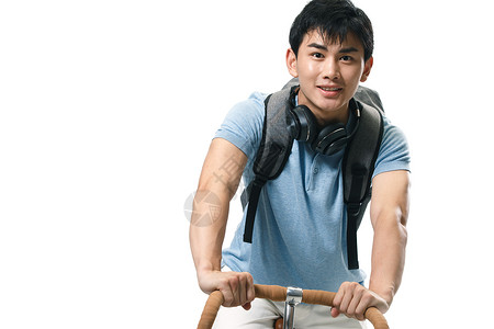 影棚拍摄彩色图片表现积极年轻的大学生骑自行车高清图片