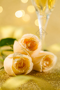 金色玫瑰花偏好高雅酒情人节静物背景