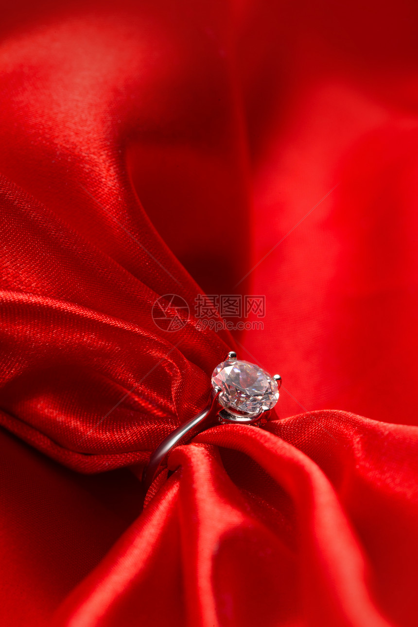 浪漫华贵摄影红丝绸和钻石戒指图片