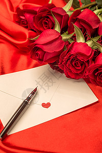 一支红色玫瑰花信封清新丝绸情人节静物背景