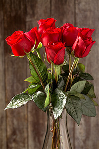 浪漫户内简单红玫瑰图片