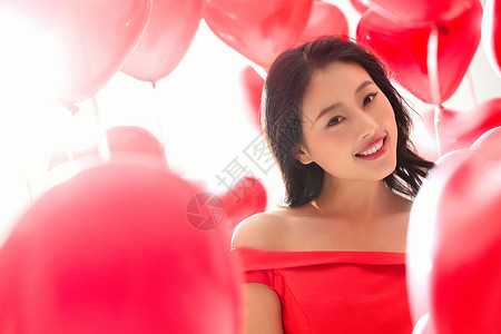 红色心形装饰高雅青年人情人节青年女人和气球背景