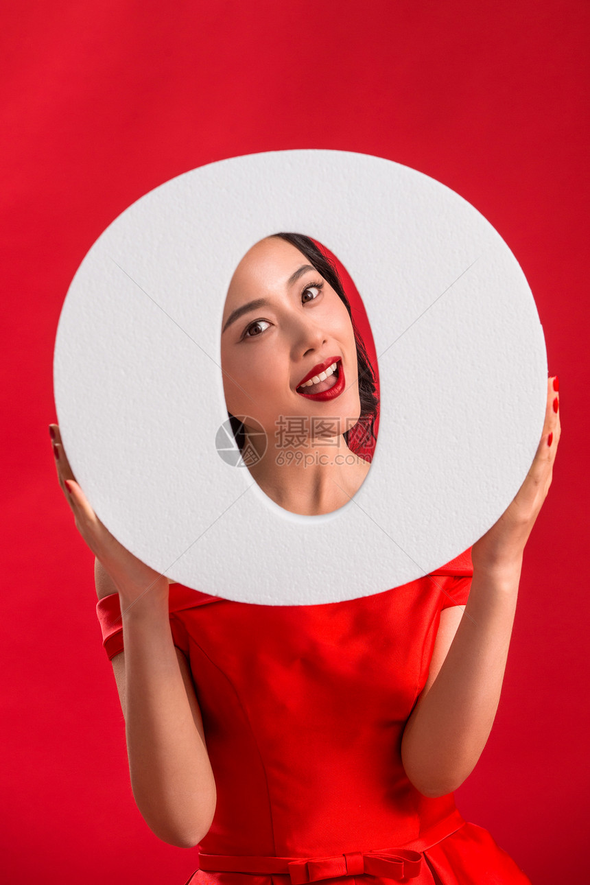 东方人气氛红色快乐的青年女人图片