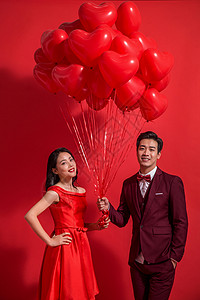 心型礼物爱心气球下的浪漫情侣背景