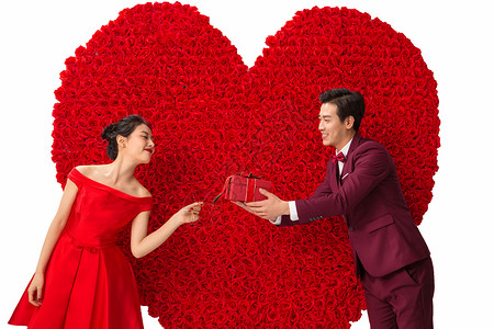 站着红色玫瑰花前浪漫情侣送礼物高清图片