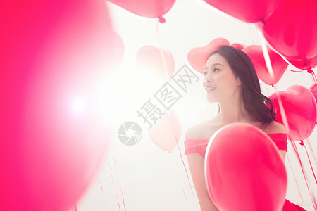 漂浮心形享乐爱气氛青年女人和气球背景