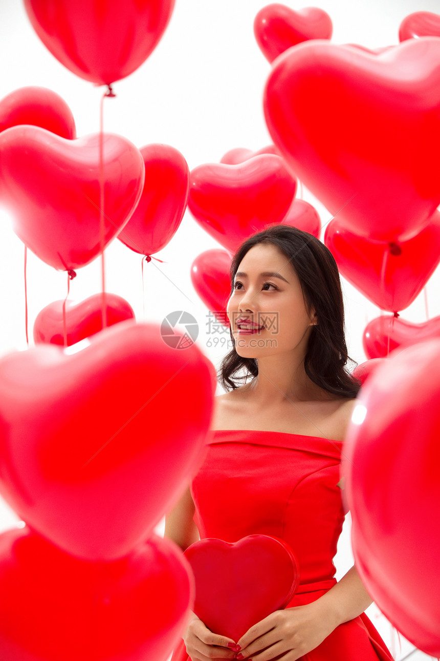 兴奋亚洲人幸福青年女人和气球图片