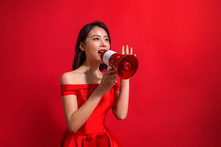 宣传包装节日宣传裙子色彩鲜艳红色背景青年女人拿着话筒背景
