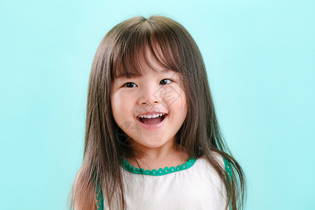 儿童天真影棚拍摄小女孩的可爱表情图片