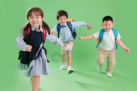 奔跑着的三个小学生背景图片