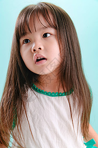 小女孩的可爱表情亚洲高清图片素材
