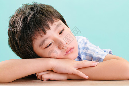 小树睡觉表情包人水平构图亚洲趴着想睡觉的小男孩背景