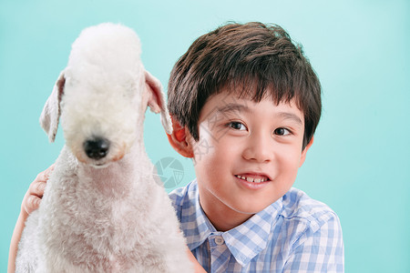 可爱的小男孩和宠物狗图片