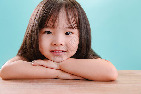 表情包4岁到5岁活力小女孩的可爱表情图片