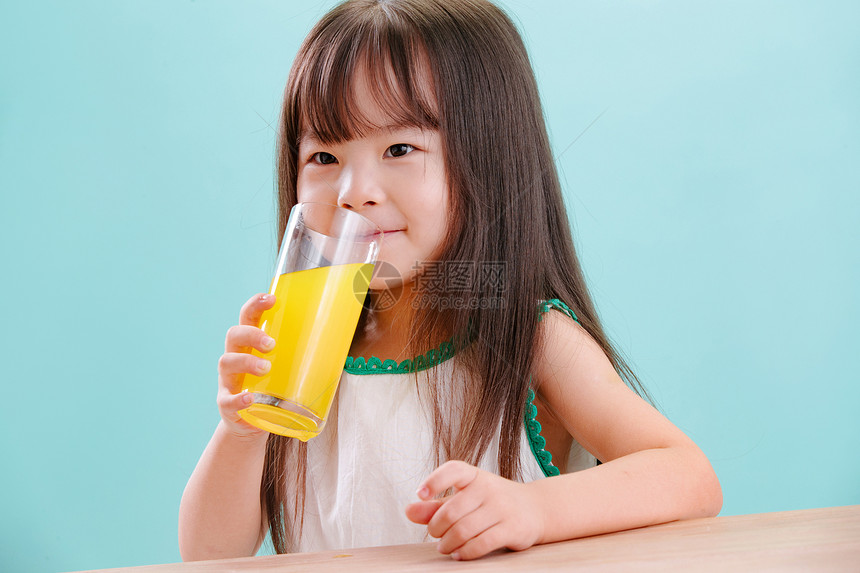 杯子健康成长可爱的小女孩喝饮料图片