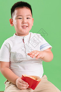 胖子吃爆米花东方人摄影美味可爱的小男孩吃薯条背景