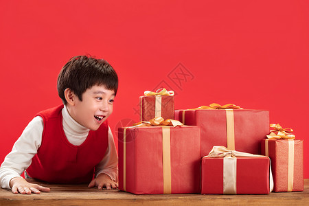 亚洲渴望传统庆典小男孩和新年礼物图片