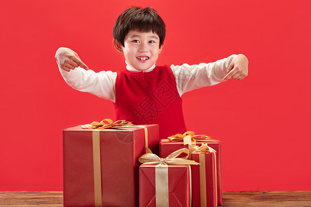 彩色伸手欢呼人注视镜头快乐彩色图片小男孩和新年礼物背景