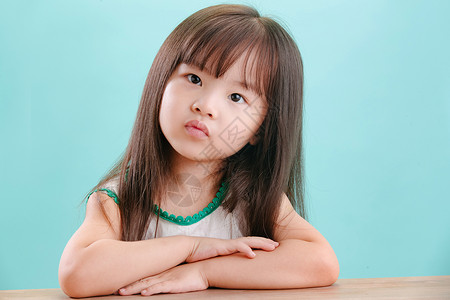 小孩愤怒表情包水平构图学龄前儿童户内小女孩生气的可爱表情背景