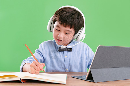 在线教育单纯人小学生使用平板电脑在线学习高清图片
