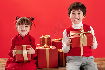 儿童节日快乐并排节日快乐拿着礼物的小朋友过新年背景